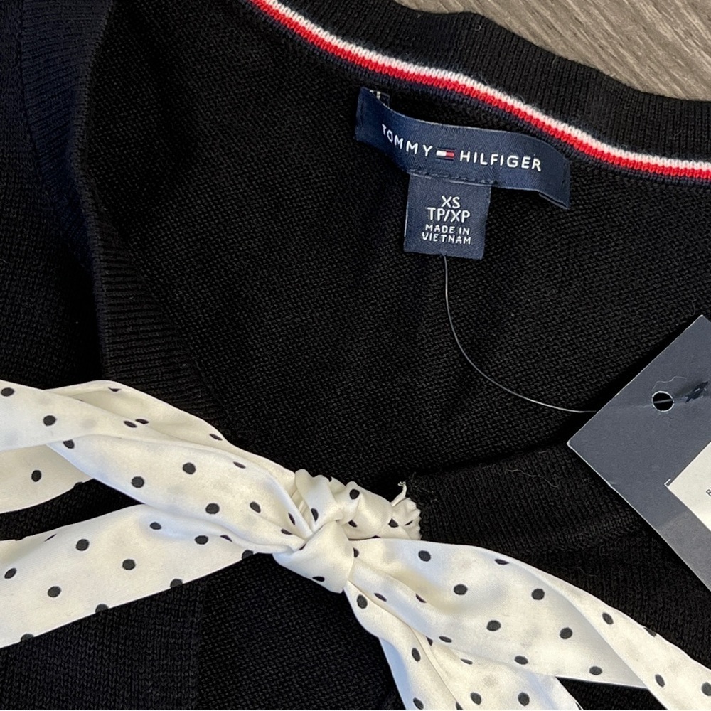 TOMMY HILFIGER NWT Navy blue light sweater. V neck. Polka dot tie at neck. - Picture 6 of 14